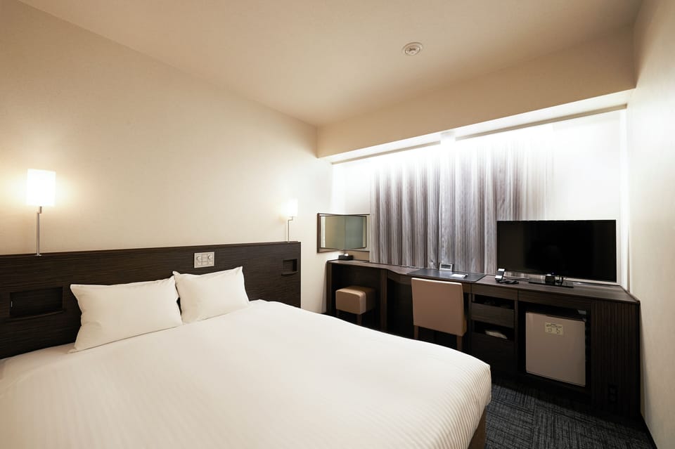 Premium bedding, blackout drapes, free WiFi, bed sheets