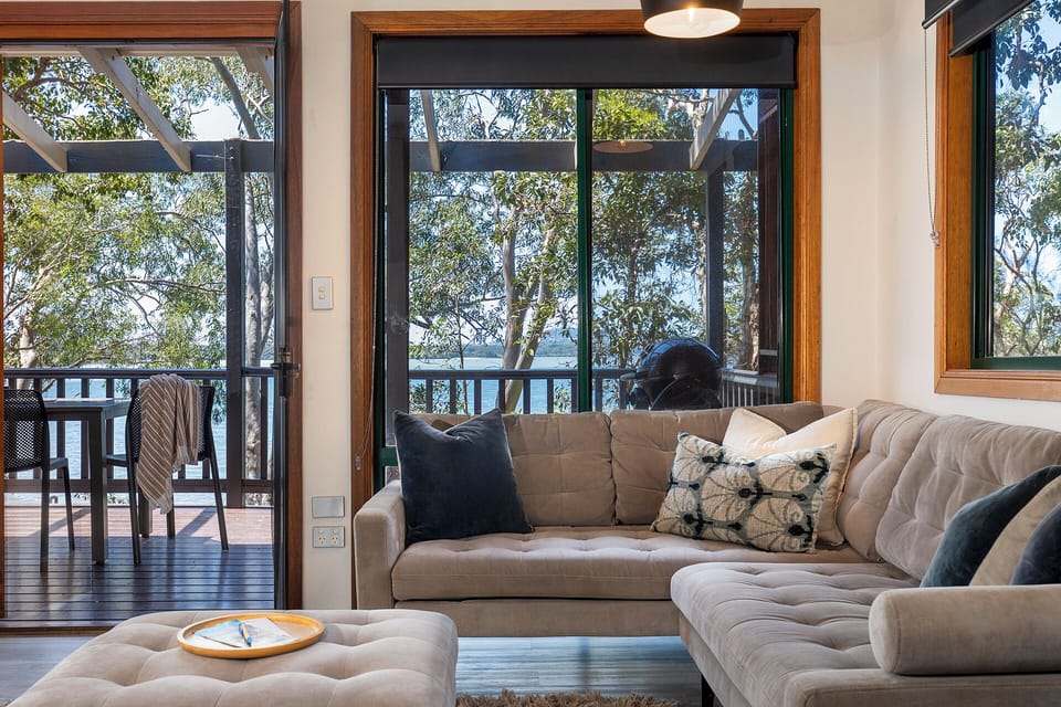 Cormorant Cottage - lounge room lake view