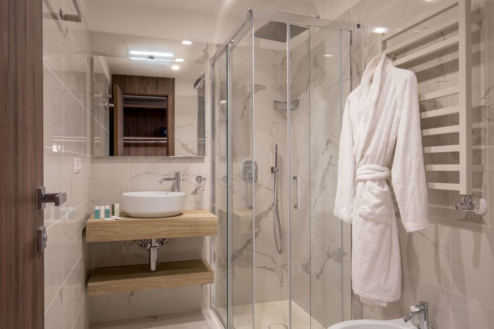 Design Triple Room | Bathroom | Free toiletries, hair dryer, towels