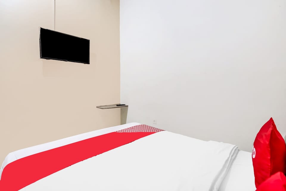 Standard Double Room | Desk, laptop workspace, bed sheets