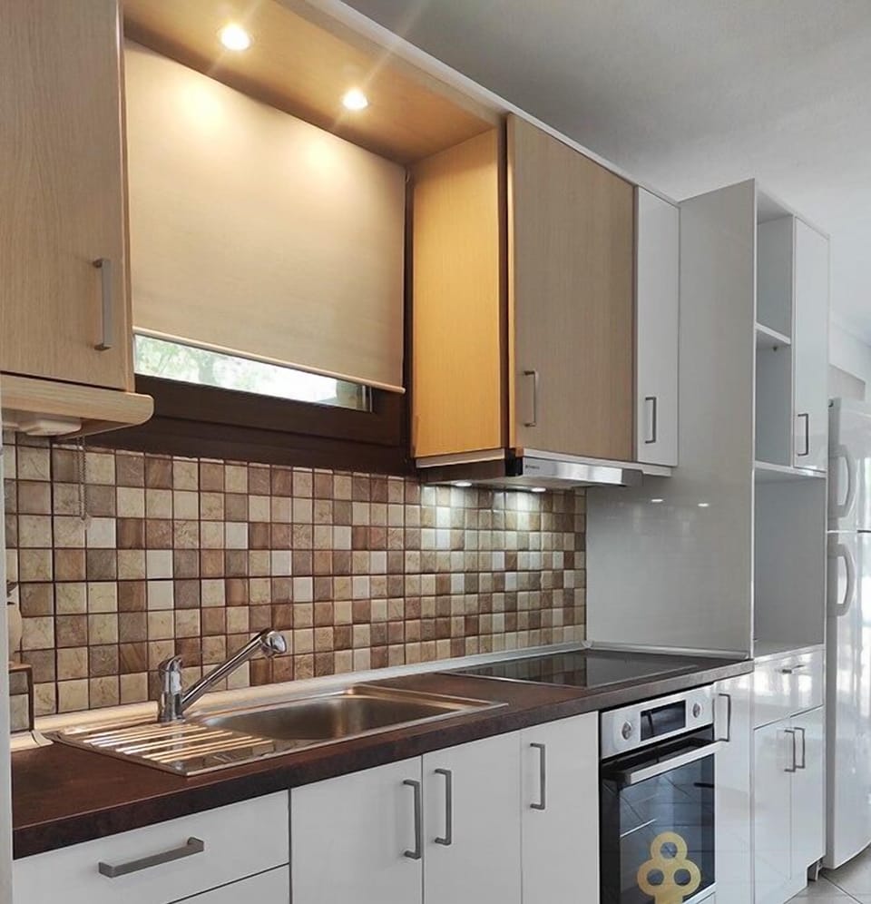 Design Studio Suite | Private kitchen | Full-size fridge, oven, stovetop, coffee/tea maker
