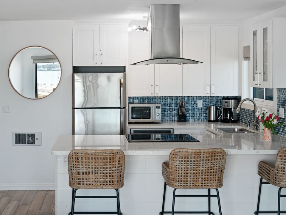Kitchen bar with 3 bar stools for dining/ breakfast