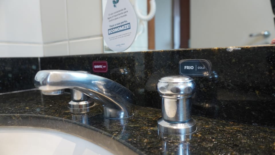 Deluxe Single Room, 2 Twin Beds | Bathroom | Hair dryer, towels