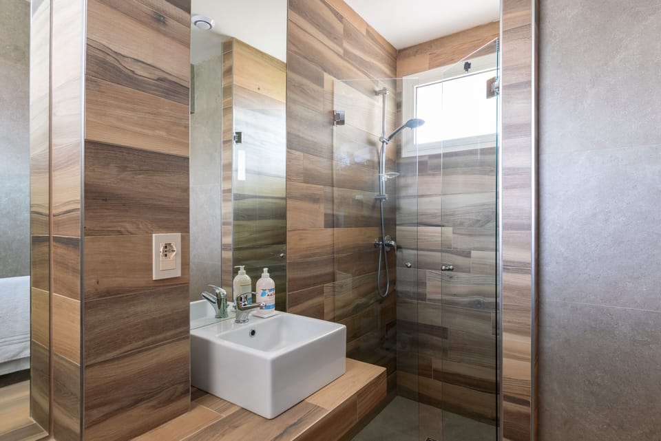 Combined shower/tub, eco-friendly toiletries, hair dryer, towels
