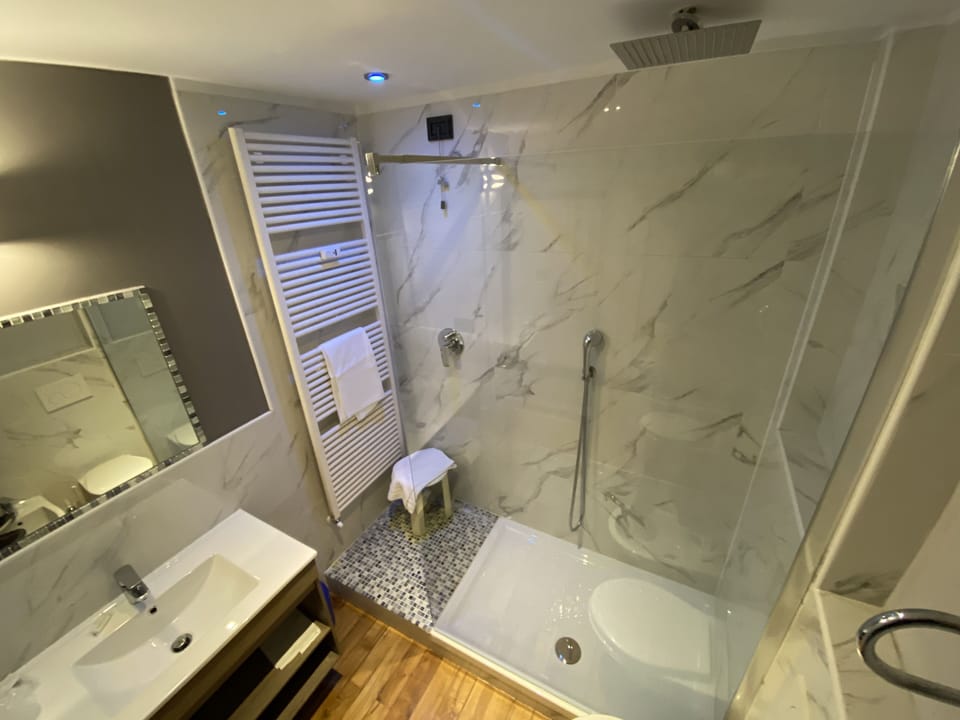 Classic Triple Room | Bathroom | Shower, free toiletries, hair dryer, bidet