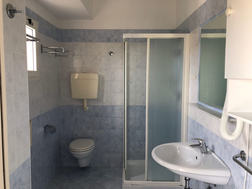 Double Room | Bathroom | Free toiletries, hair dryer (on request), bidet, towels