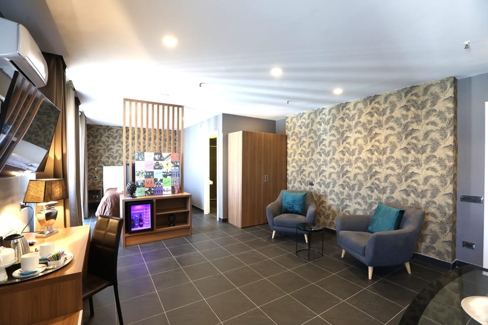 Deluxe Suite | Minibar, desk, laptop workspace, blackout drapes