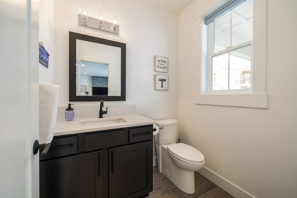 Main Level Powder Bath