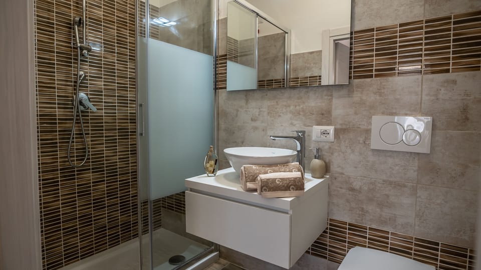 City Double Room, Non Smoking, Ensuite | Bathroom | Shower, free toiletries, hair dryer, towels