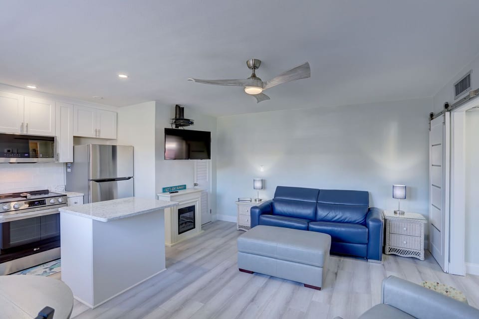 Spacious living area with quality furniture. Pull out sofa.