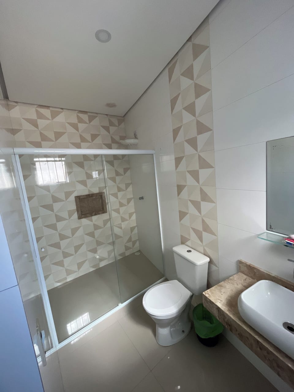 Deluxe Quadruple Room | Bathroom | Shower, free toiletries, hair dryer, slippers