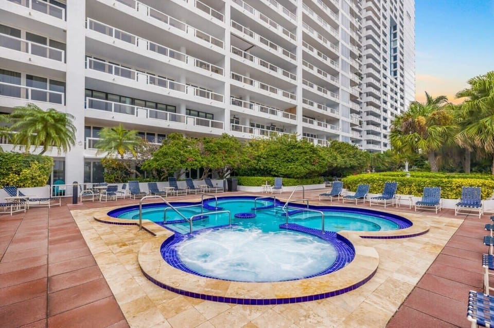 The Grand jacuzzi - 10th floor - (Open 6am-9pm)
