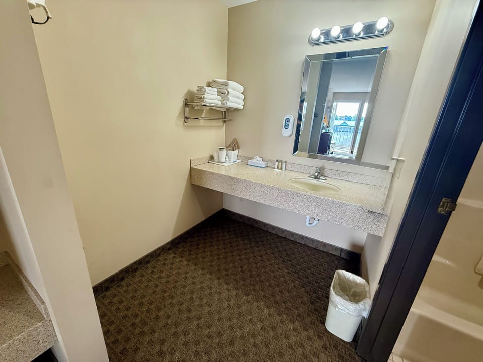 Combined shower/tub, free toiletries, hair dryer, towels