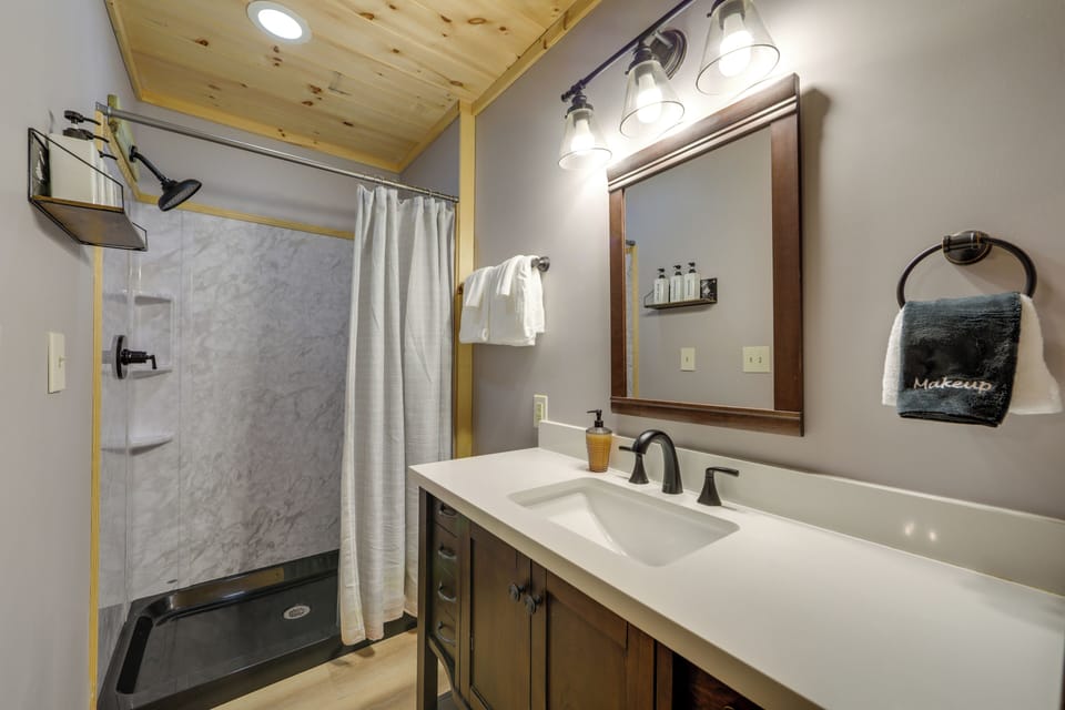 En-Suite Bathroom | Towels Provided