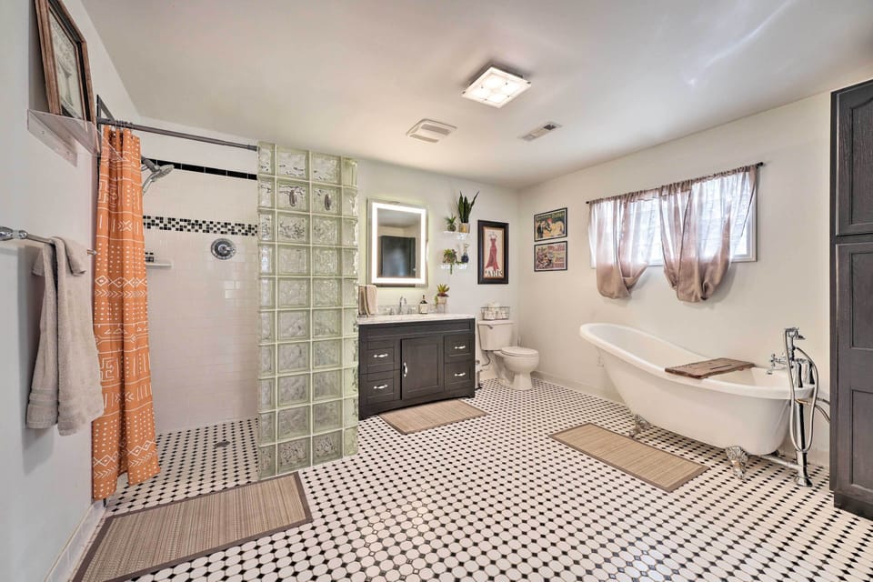 Full Bathroom | Complimentary Toiletries