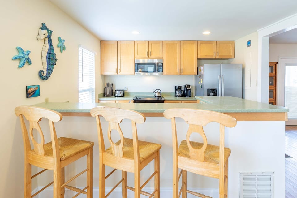 Fully equipped kitchen with counter seating for 3