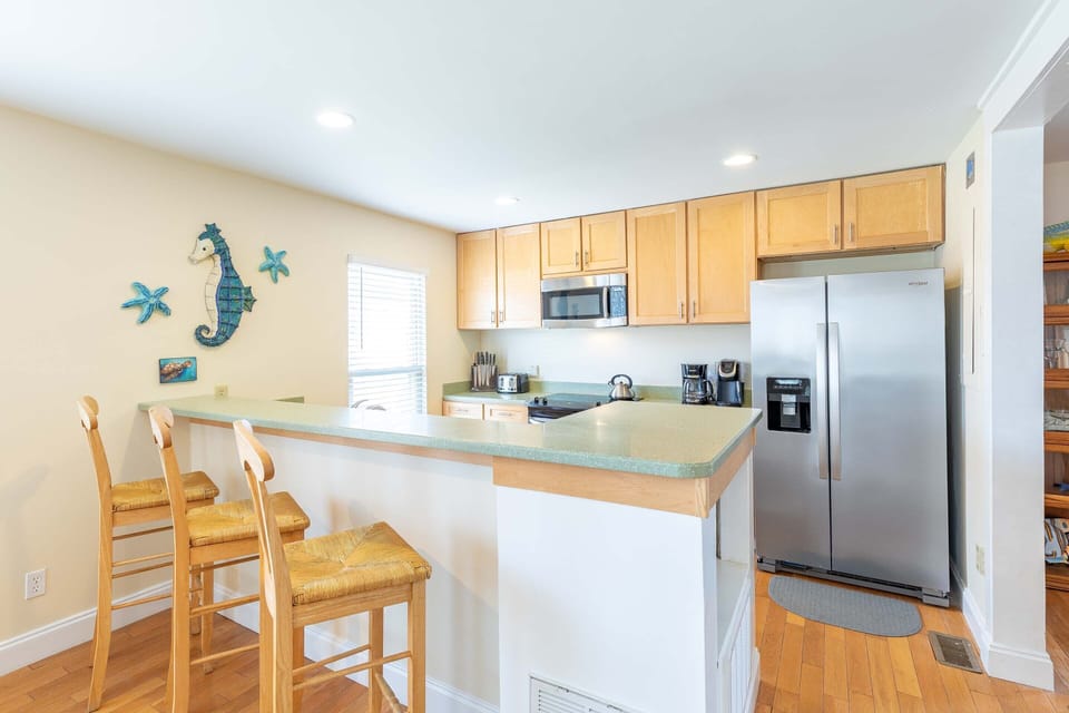 Fully equipped kitchen with counter seating for 3
