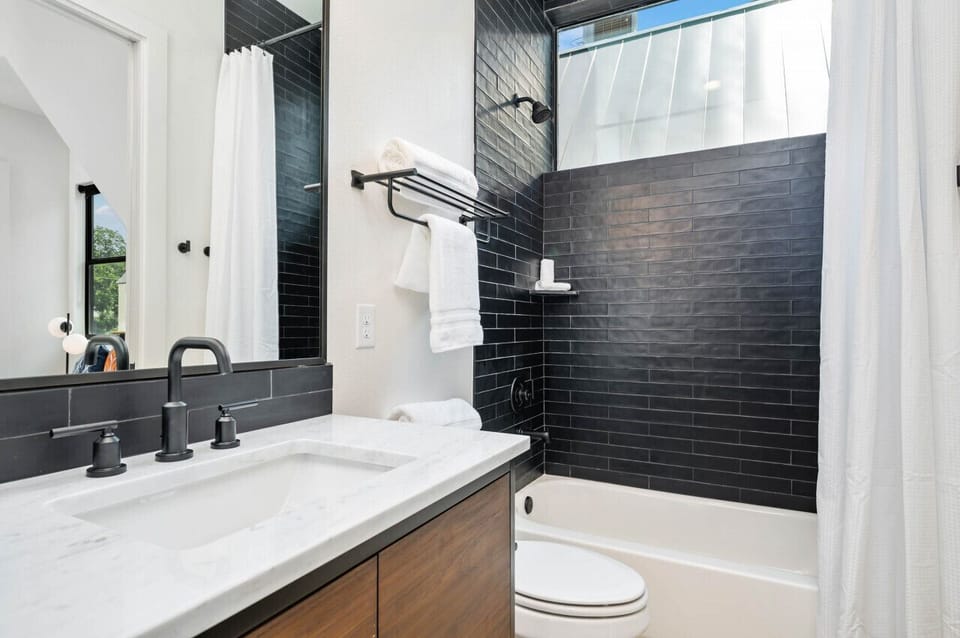 Shared hallway bathroom with shower/tub combo
