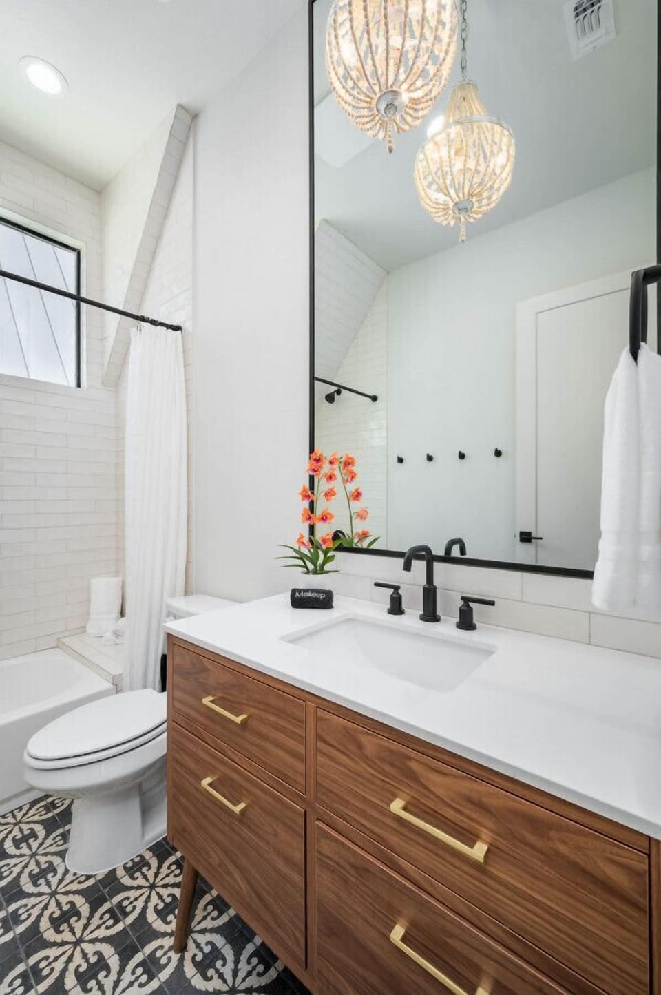 King ensuite bathroom with shower/tub combo