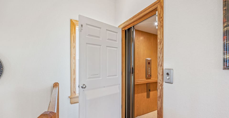 Surf or Sound Realty - 1101 - 12 Cs - Elevator - Label
