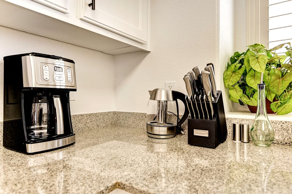 KitchenAid coffee maker, Cuisinart set of knives, Water Kettle.