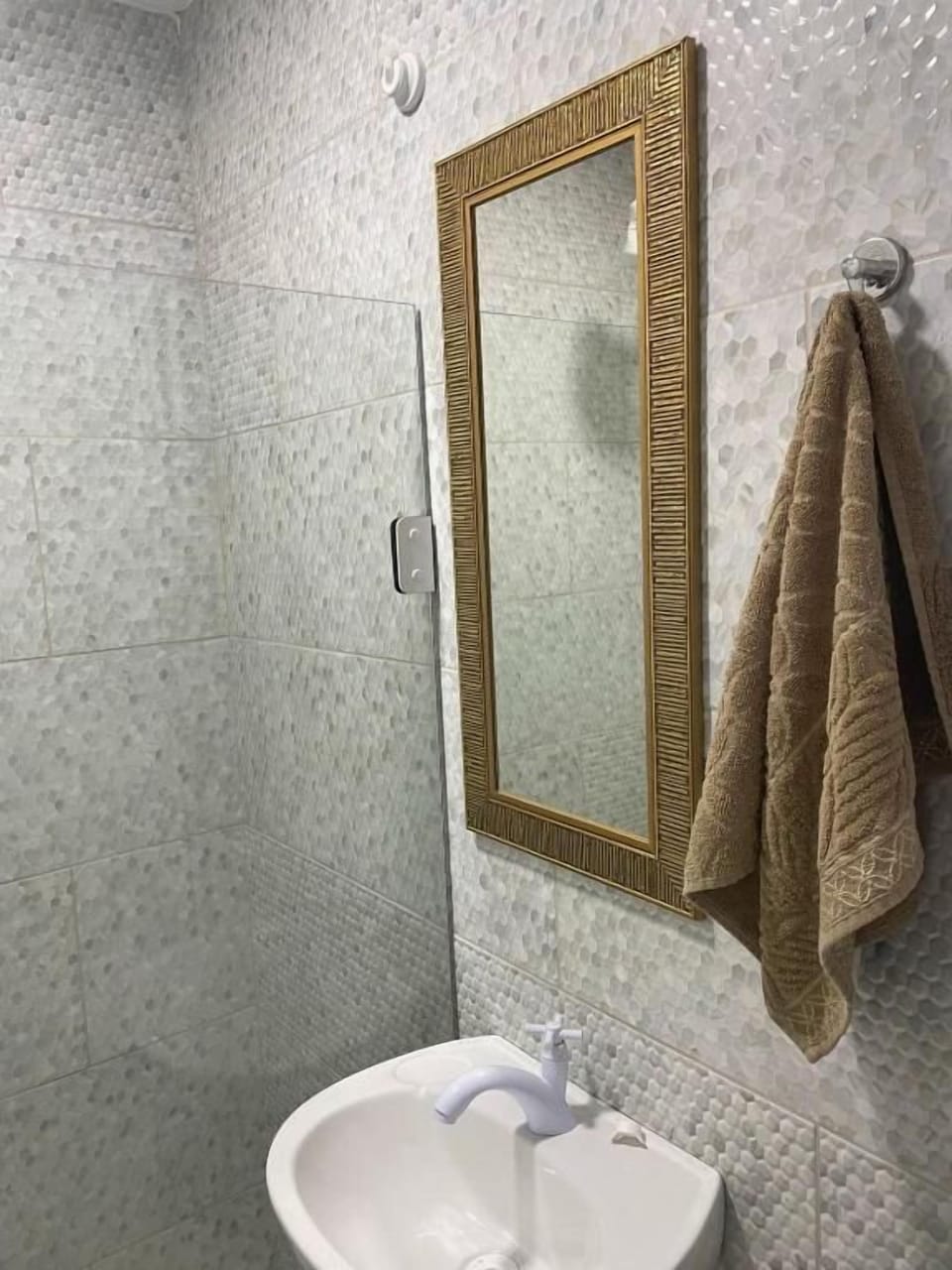 SUITE CASAL | Bathroom | Shower, bidet, towels, soap