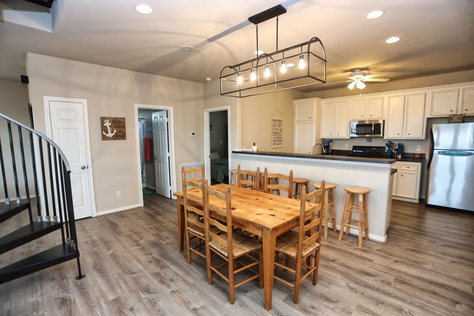Dining area seating for 6 