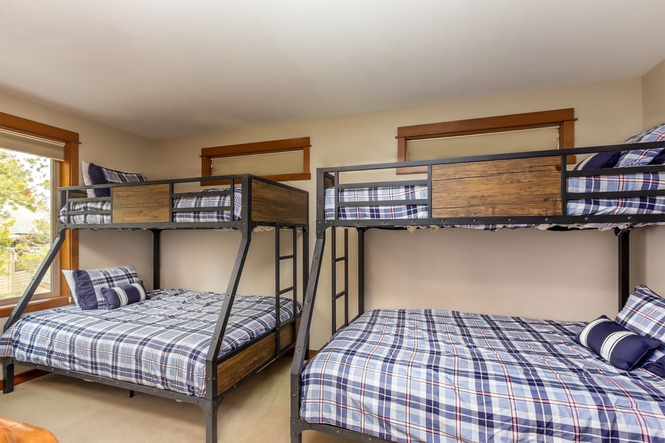 Pyramid Bunk Bedroom - Upstairs