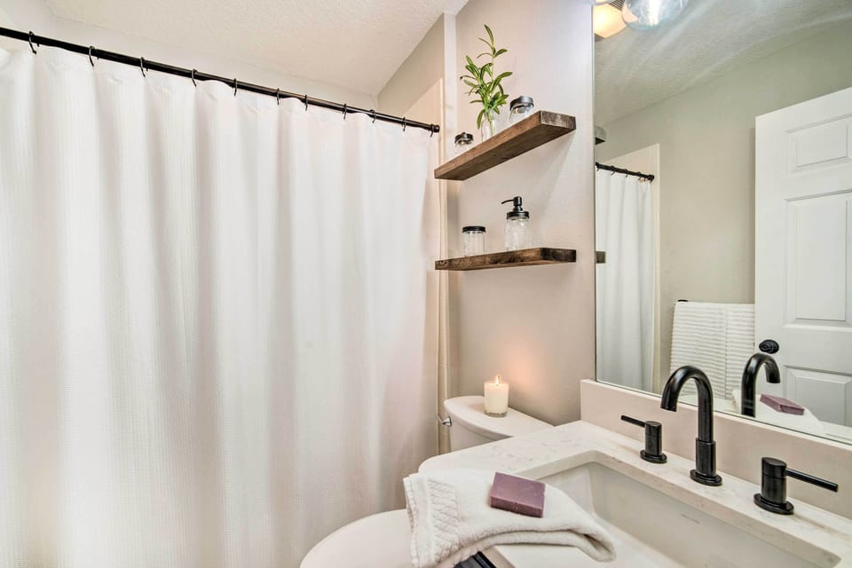 Full Bathroom | Towels Provided