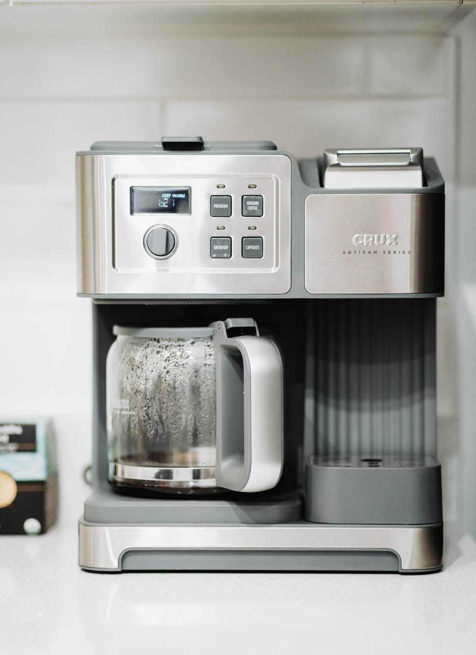 Caffeine at your fingertips. Whether you prefer ground coffee or capsules, our sleek morning station makes it easy to brew and go.