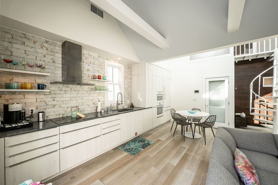 Kitchen / Dining Area
