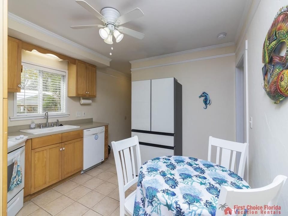 Seahorse Cottage Kitchen with eat in Dining