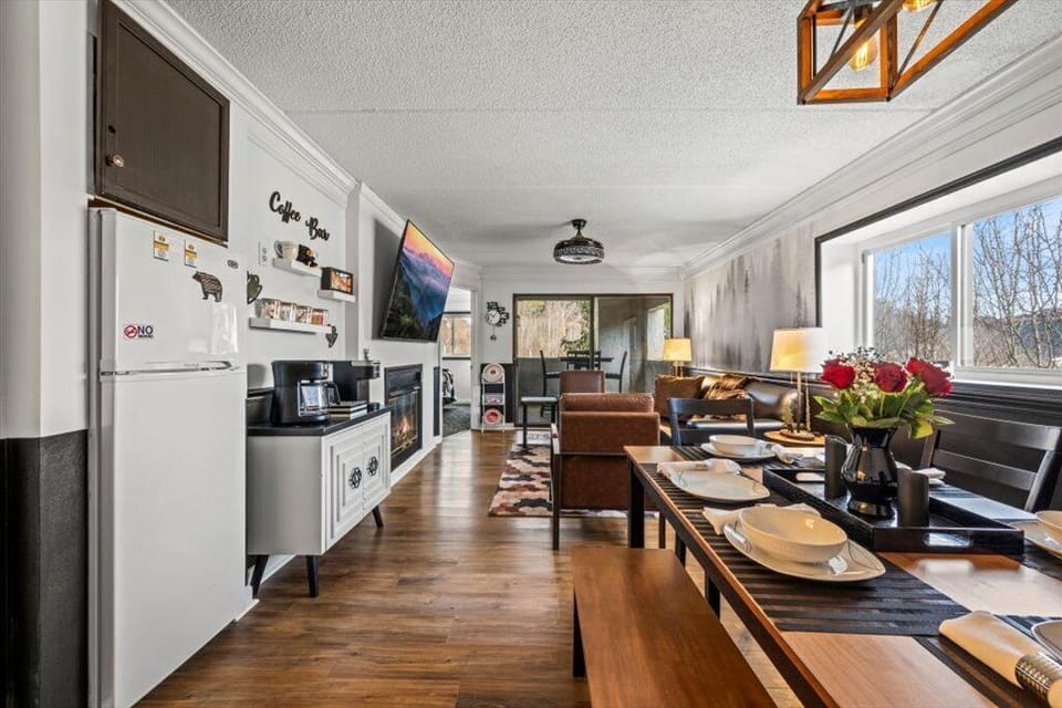 Open concept layout with a dedicated coffee bar, full dining room and spacious living room.