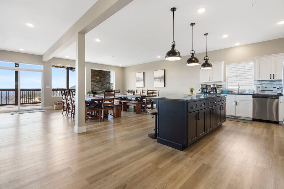 Large Spacious Open Dining and Kitchen Area. Seats 20 at the tables and 4 at the island.