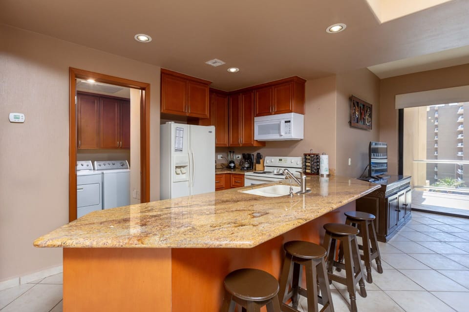 Deluxe Condo, 1 Bedroom, Ocean View | Private kitchen | Full-size fridge, microwave, oven, stovetop