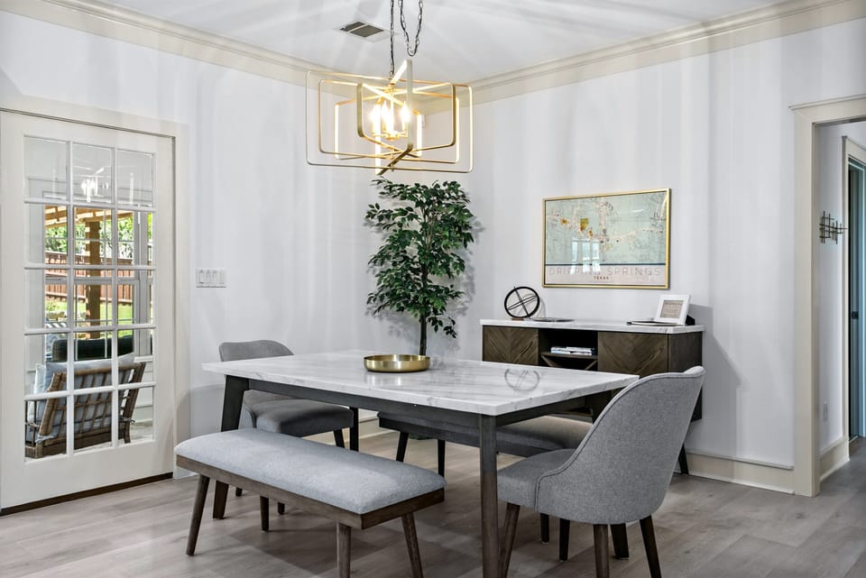 Dining Area between the kitchen and living room. Great space for your group!
