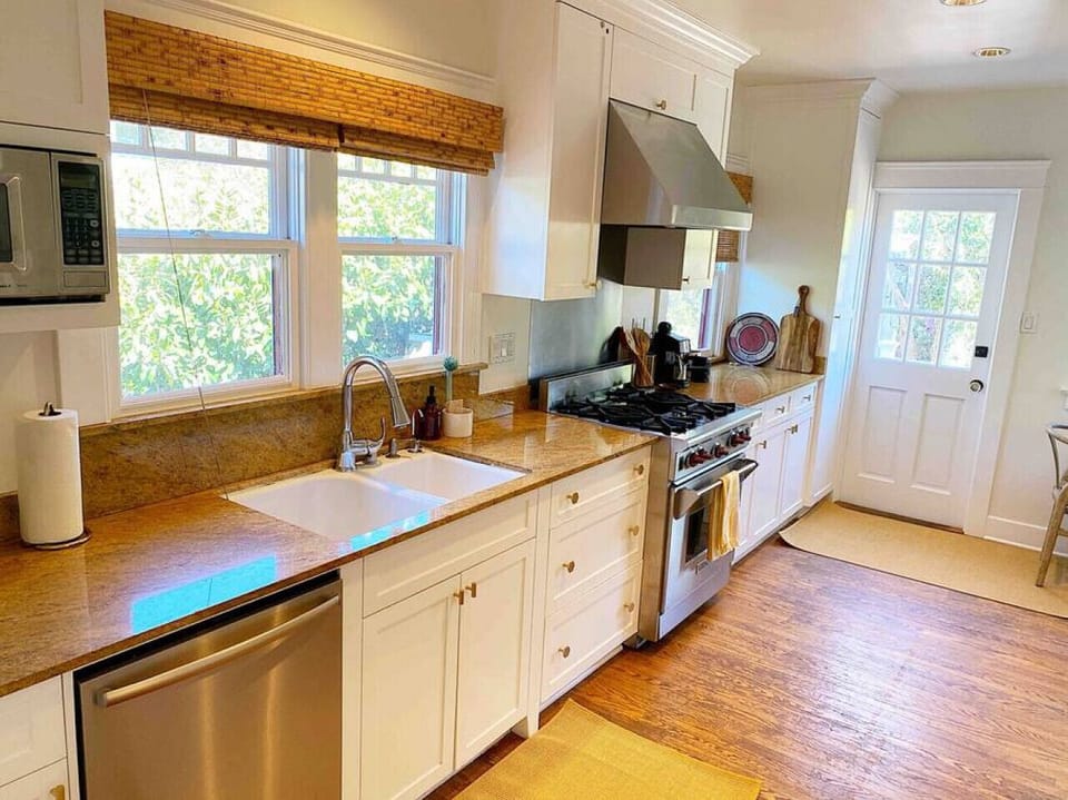 Fully equipped kitchen.