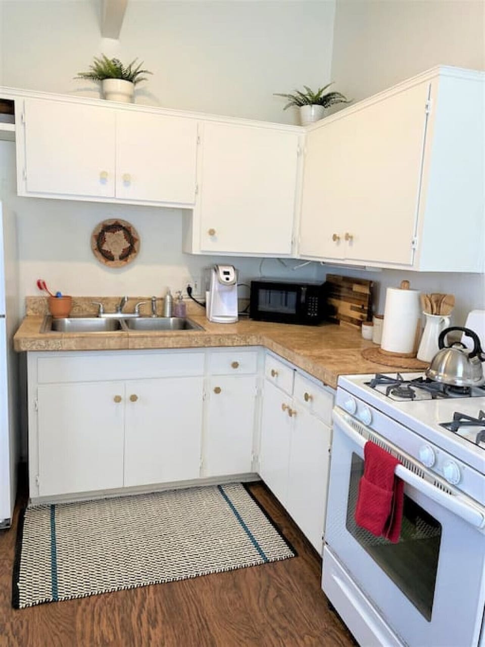 The kitchen has everything you need to prepare a meal.