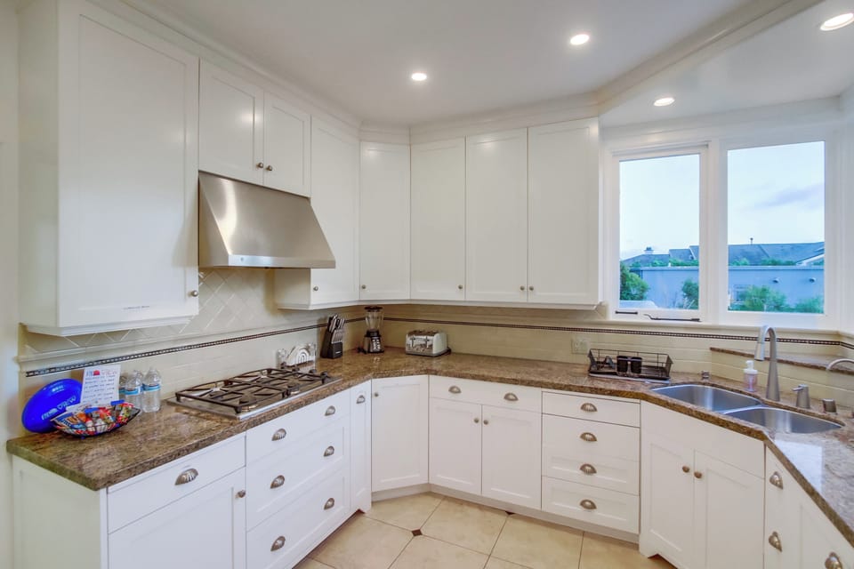 A well-equipped kitchen, perfect for everything from quick breakfasts to shared dinners.
