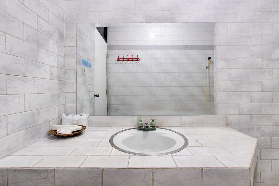 Standard Twin Room | Bathroom | Shower, rainfall showerhead, toilet paper