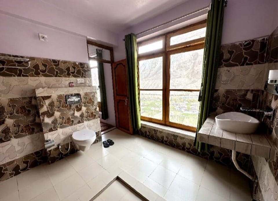 Deluxe Double Room | Bathroom | Shower, rainfall showerhead, free toiletries, towels