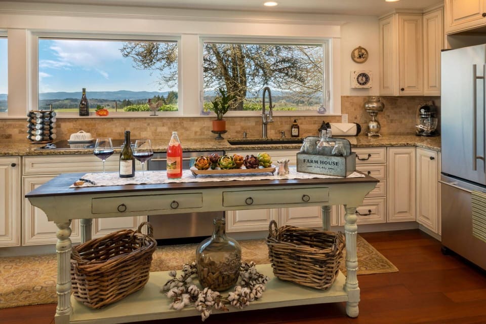 Welcome to King's Queen! Please enjoy our spacious rental in the heart of Oregon wine country.