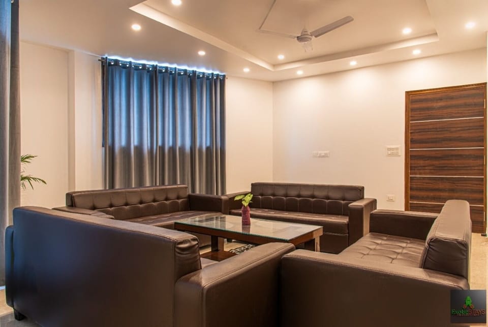 Family Suite | Living area | 32-inch Smart TV with digital channels, TV, fireplace