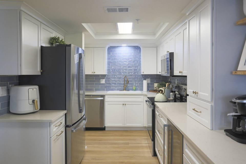 Fully equipped kitchen for all your meal preparation needs, including drink cooler & air fryer.