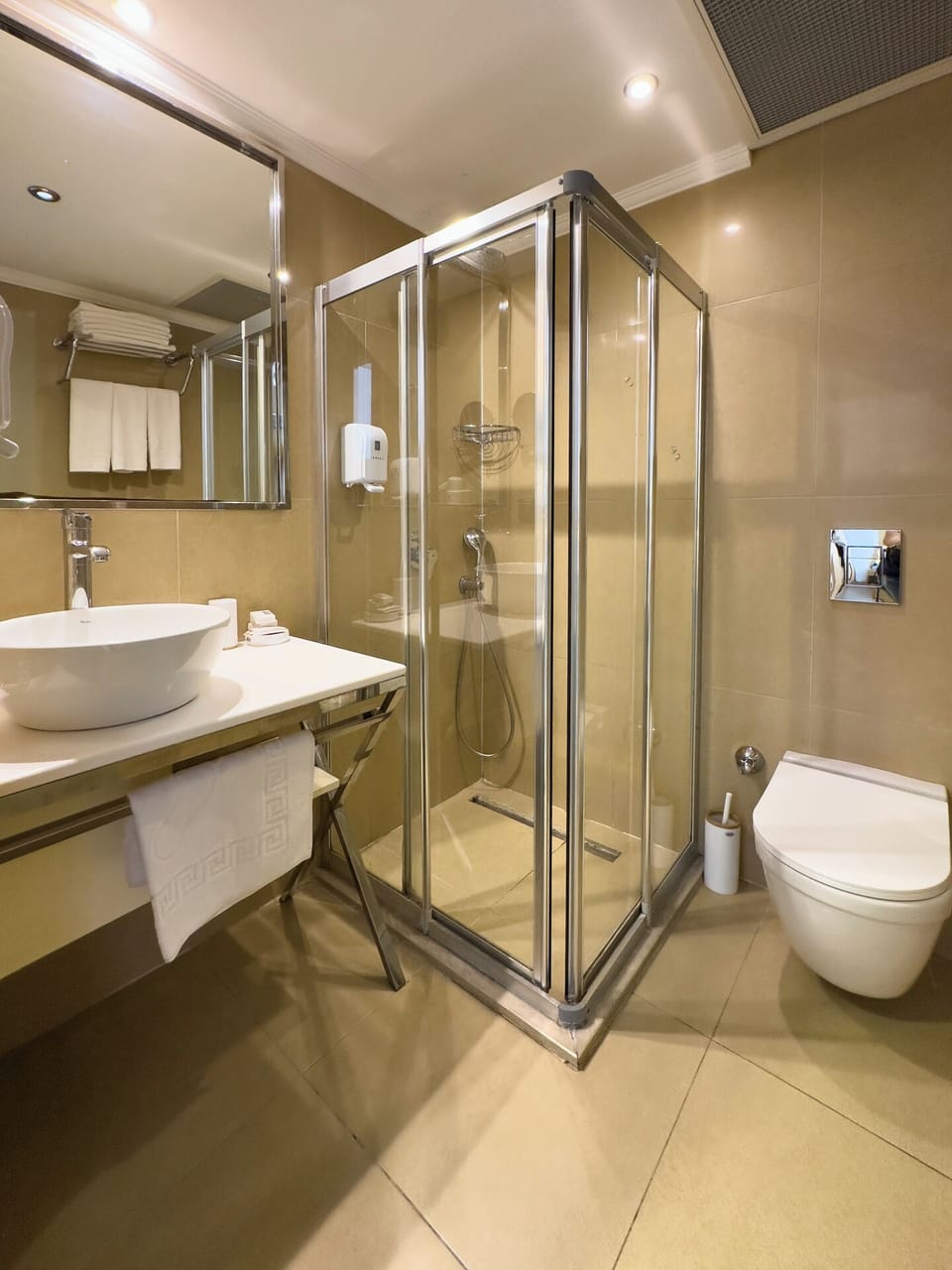 Deluxe Triple Room | Minibar, in-room safe, soundproofing, free WiFi