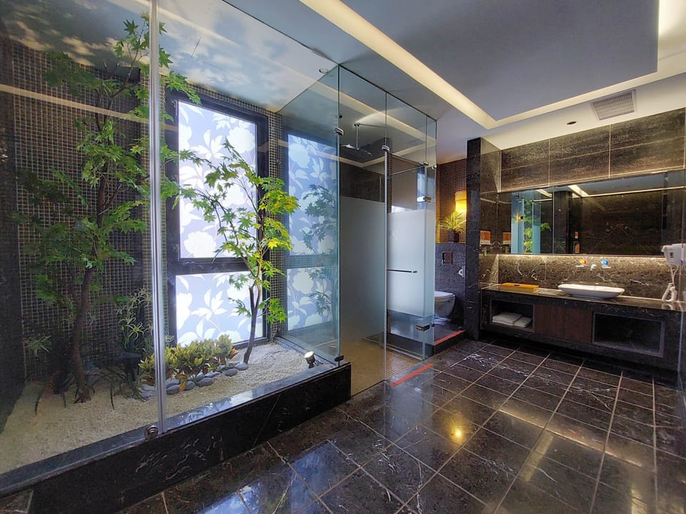 Gallery Double Room (run of house, Check in after 20:00PM) | Bathroom | Rainfall showerhead, hair dryer, towels