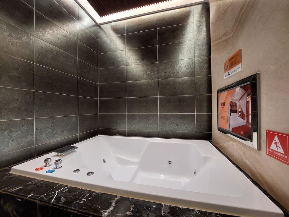 Presidential Double Room (run of house, Check in after 20:00PM) | Jetted tub
