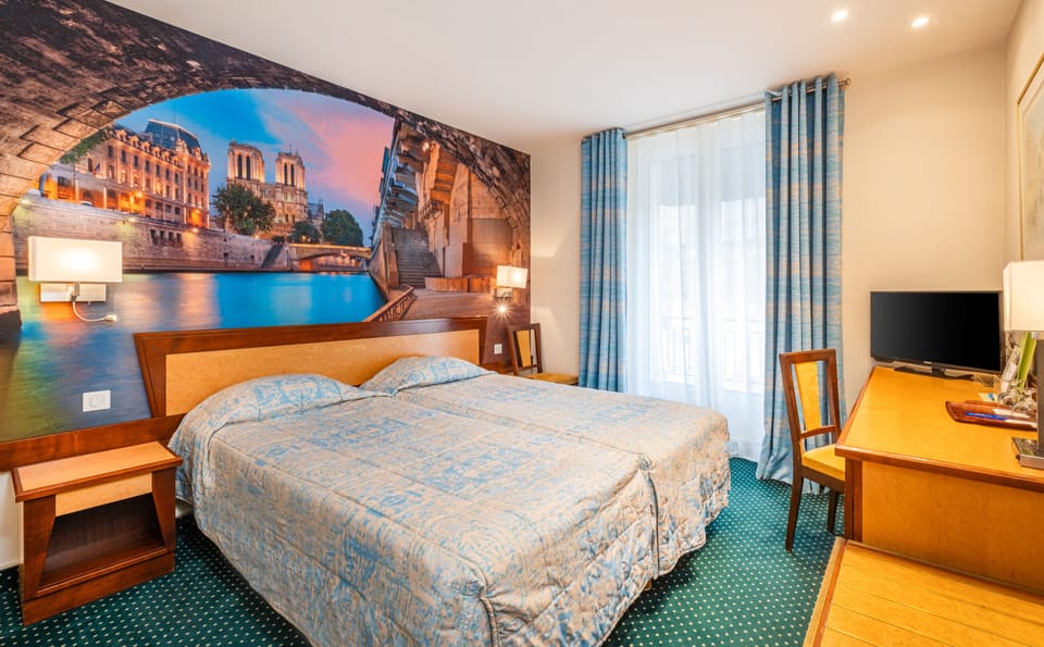 Executive Room | Premium bedding, minibar, desk, soundproofing