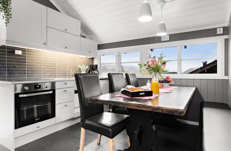 Deluxe Apartment | Private kitchen | Fridge, oven, stovetop, dishwasher