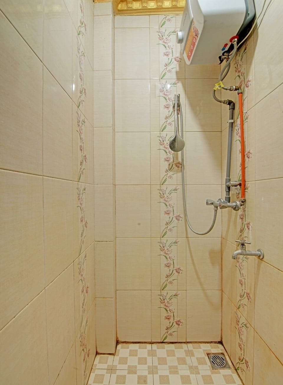Standard Double Room | Bathroom | Shower, rainfall showerhead, toilet paper